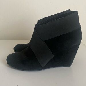 BCBGeneration Women’s Wynter Wedged Suede Booties Ankle Boots Size 6.5 Black